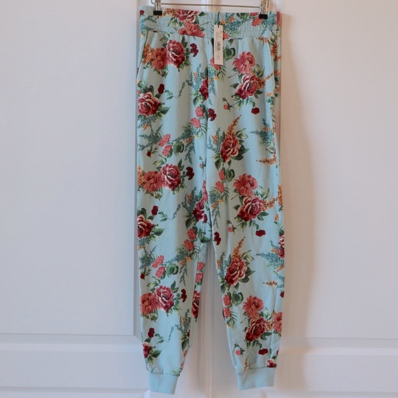 ALICE + OLIVIA Set (Cropped Hoodie + Jogger) - Picture 9 of 10